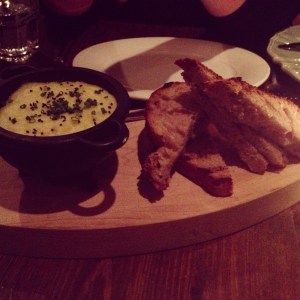 Brandade de flétan, ail, huile d'olive et pain grillé.