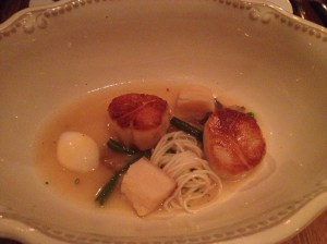 Pétoncles poêlés, boullin miso, maïtaki et somen.