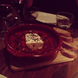 Chèvre chaud de Mr Emile, tomates cerises, poivrons grillés et amandes.