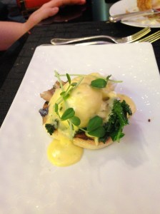 oeuf poché, vivaneau fumé, et sauce hollandaise au safran.